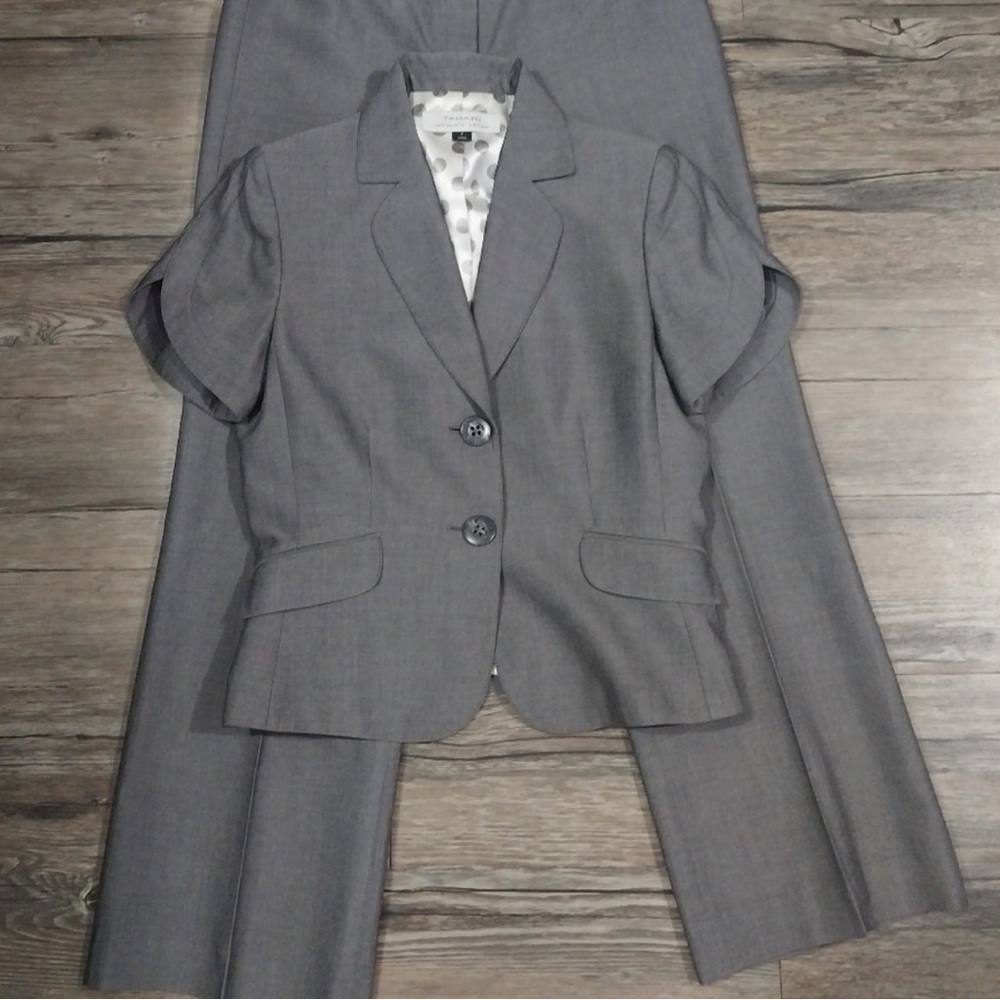 Tahari 2 Piece Skirt Suit Size 6 Gray